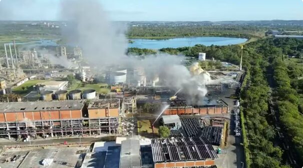 Explosão causa incêndio de grande proporção em fábrica da Braskem na Bahia